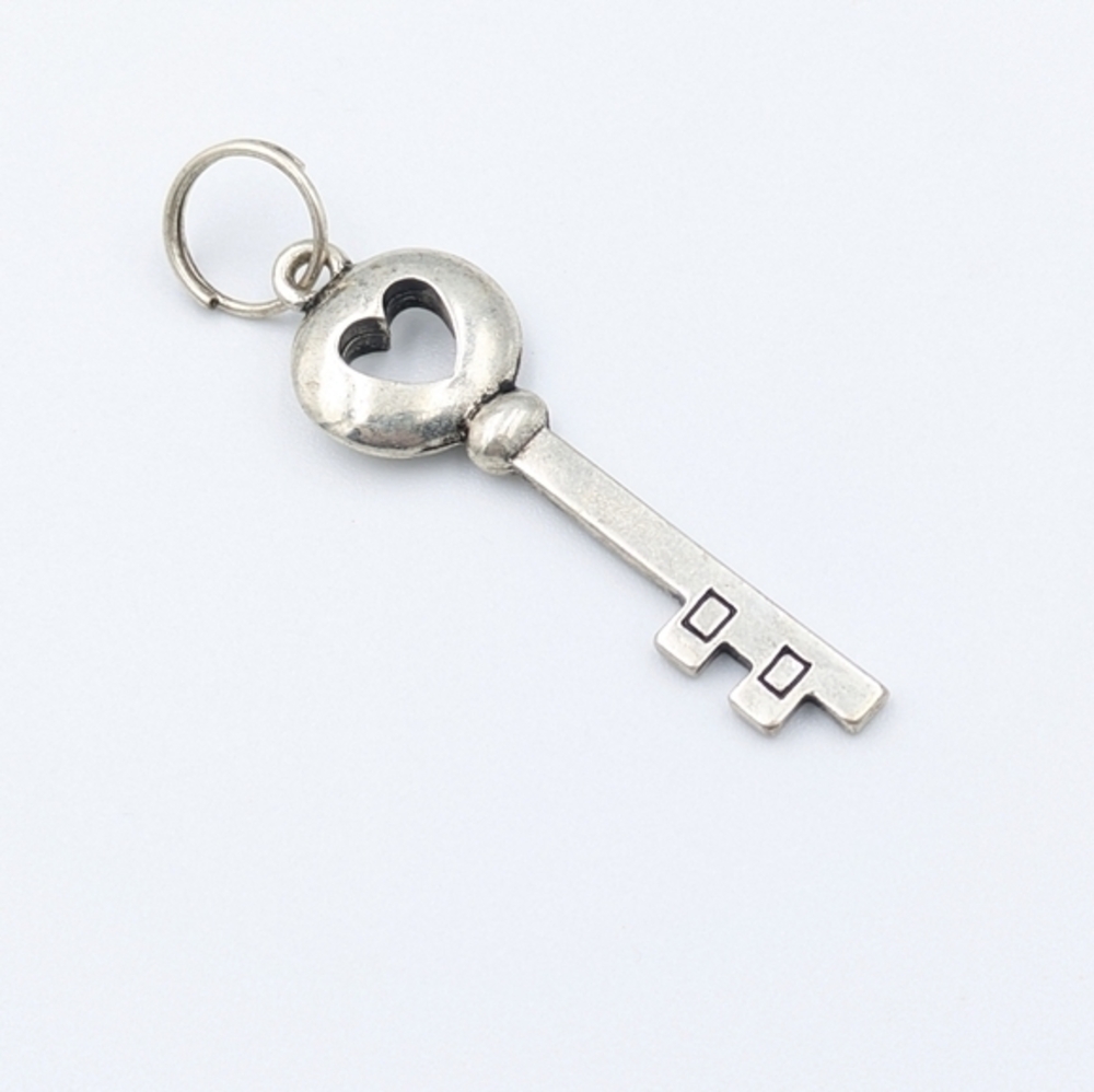 5/25$  Silver tone skeleton key heart pendant